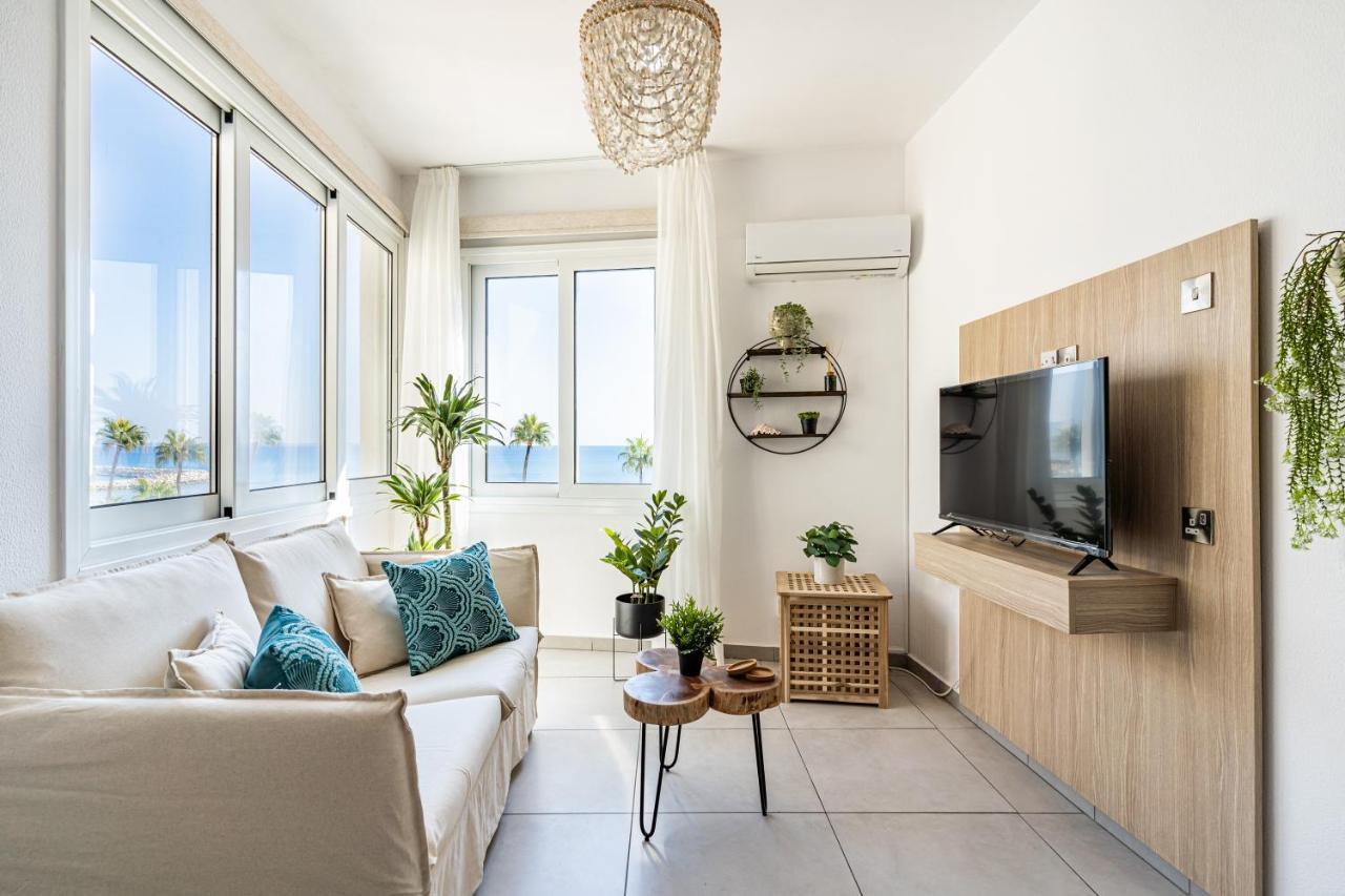 Whispering Palms 1-Br Apt By Finikoudes Beach Larnaca Bagian luar foto