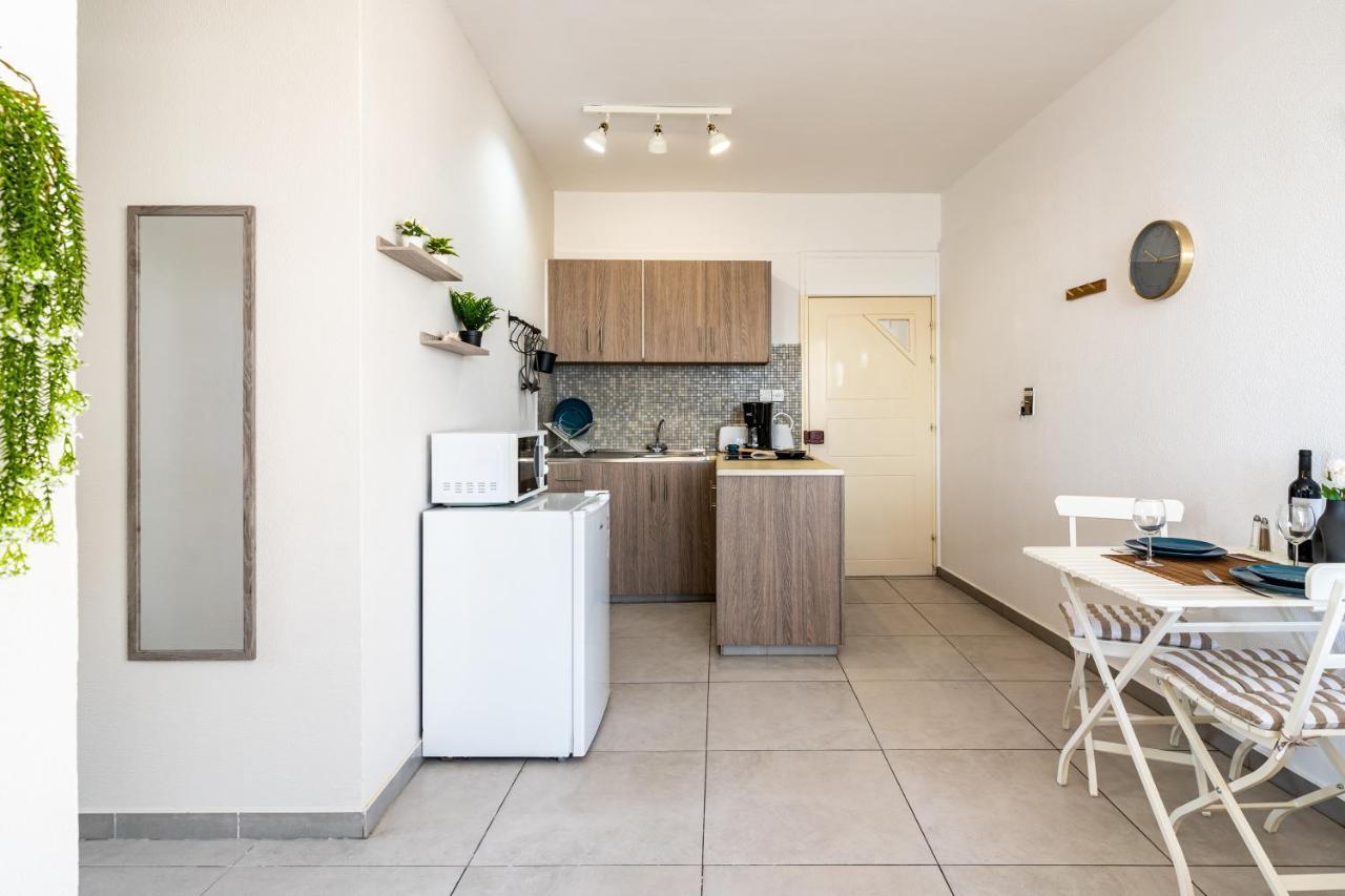 Whispering Palms 1-Br Apt By Finikoudes Beach Larnaca Bagian luar foto