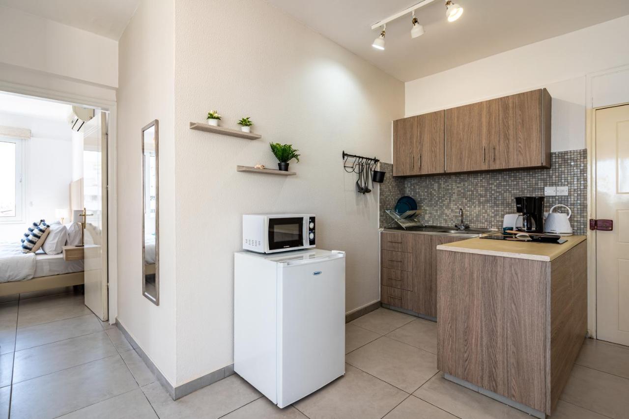 Whispering Palms 1-Br Apt By Finikoudes Beach Larnaca Bagian luar foto