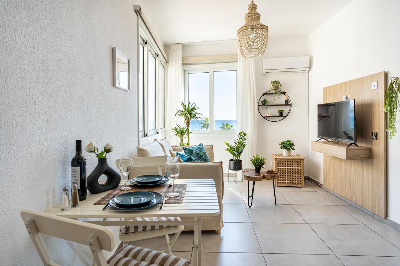 Whispering Palms 1-Br Apt By Finikoudes Beach Larnaca Bagian luar foto